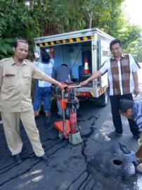 TIM LABORAT REKANAN LAKUKAN UJI HASIL PEKERJAAN PENGASPALAN